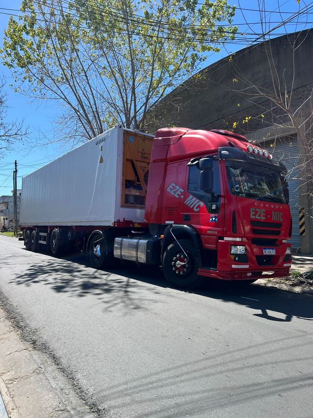 Contenedor refrigerado sobre equipo portacontenedores de EZE-MIC