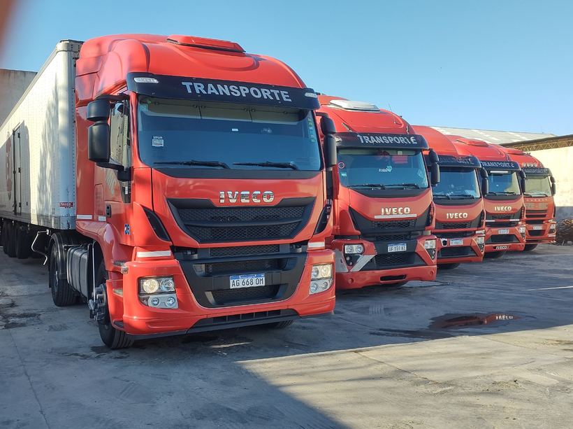 Flota propia de tractores de Transporte EZE-MIC en San Justo, Buenos Aires