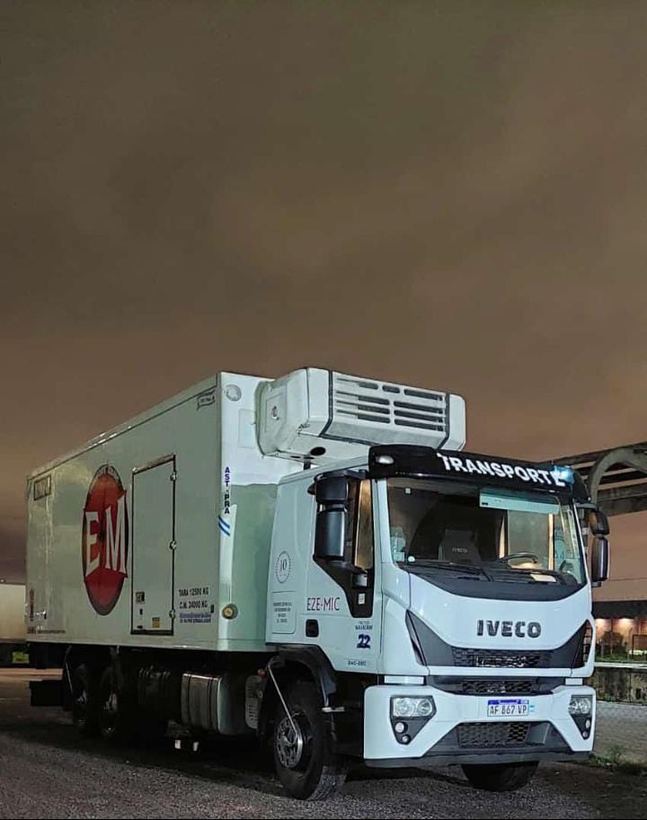 Unidad refrigerada de EZE-MIC trabajando de noche