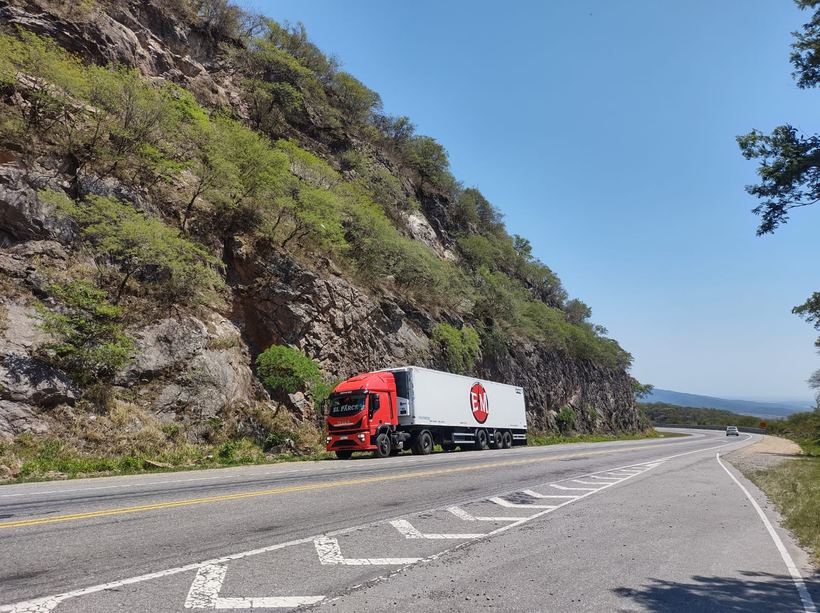 Camión refrigerado de Transporte EZE-MIC en ruta de montaña